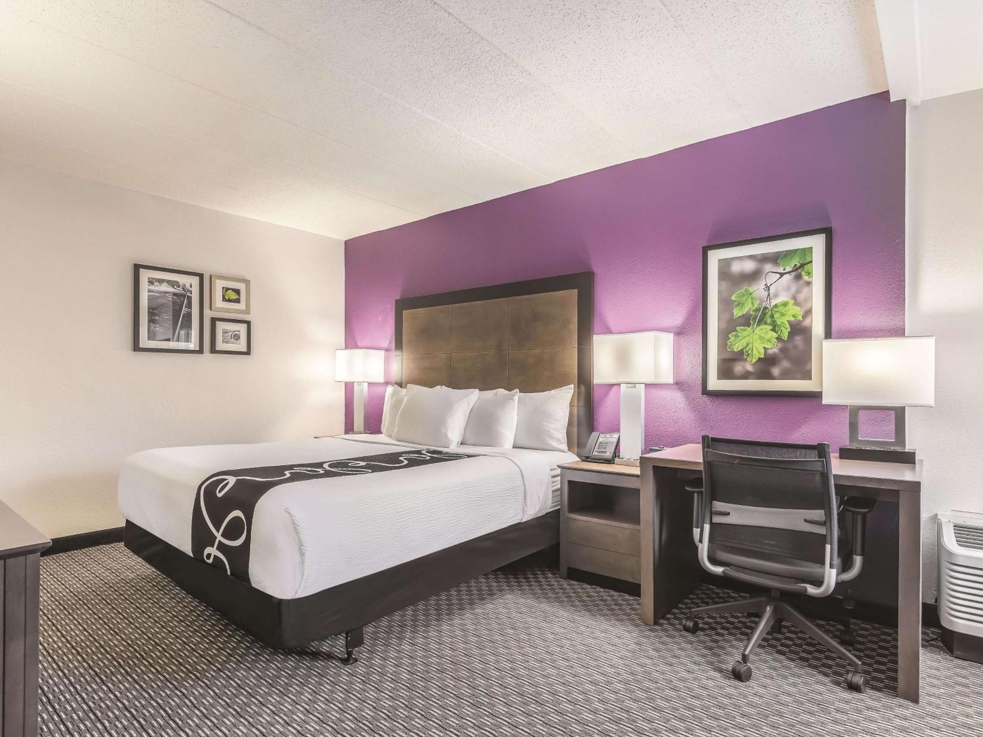 Deluxe King Room Mobility or Hearing Impaired Access Non-Smoking