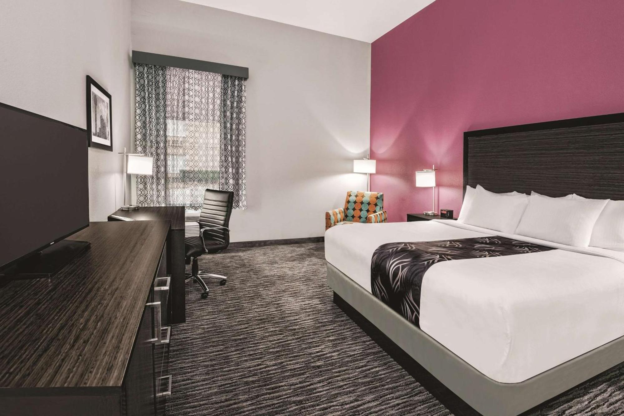 King Room with Roll-In Shower - Mobility/Hearing Accessible - Non-Smoking