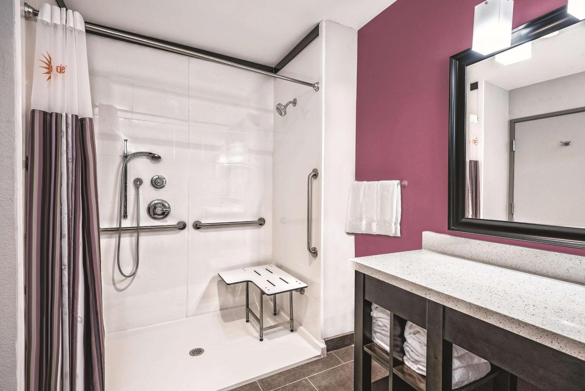Deluxe King Room Bath Tub Mobility or Hearing Accessible Non-Smoking