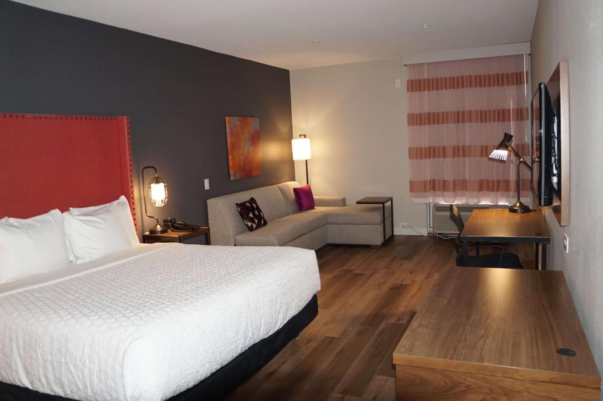 King Room with Bath Tub - Mobility/Hearing Accessible - Non-Smoking