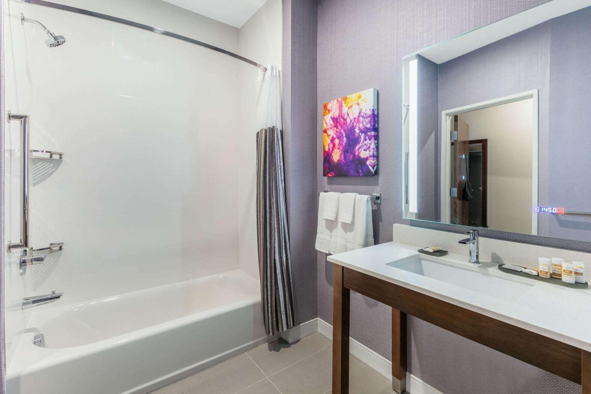 King Room Bath Tub Mobility or Hearing Accessible Non-Smoking