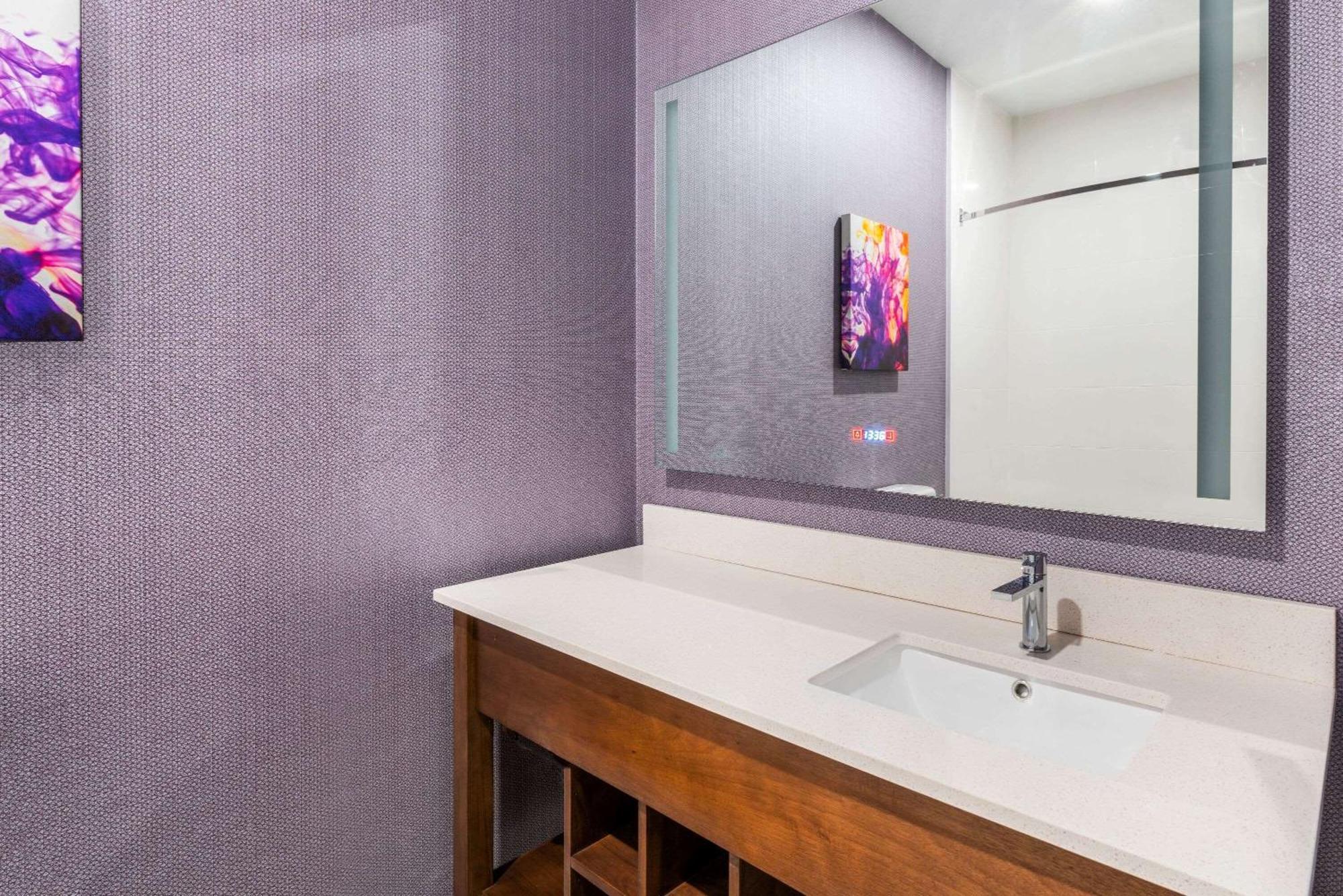 King Room Bath Tub Mobility or Hearing Accessible Non-Smoking
