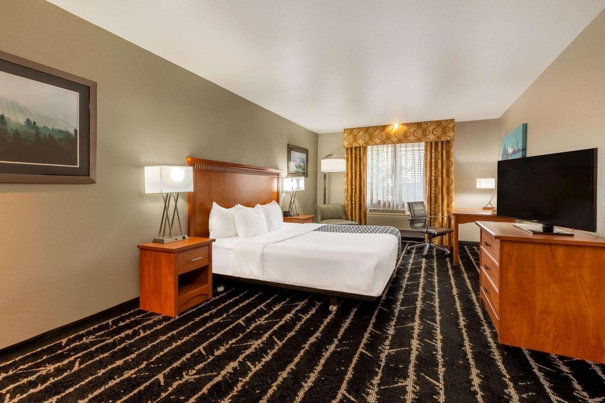 Queen Room Mobility or Hearing Impaired Access Non-Smoking