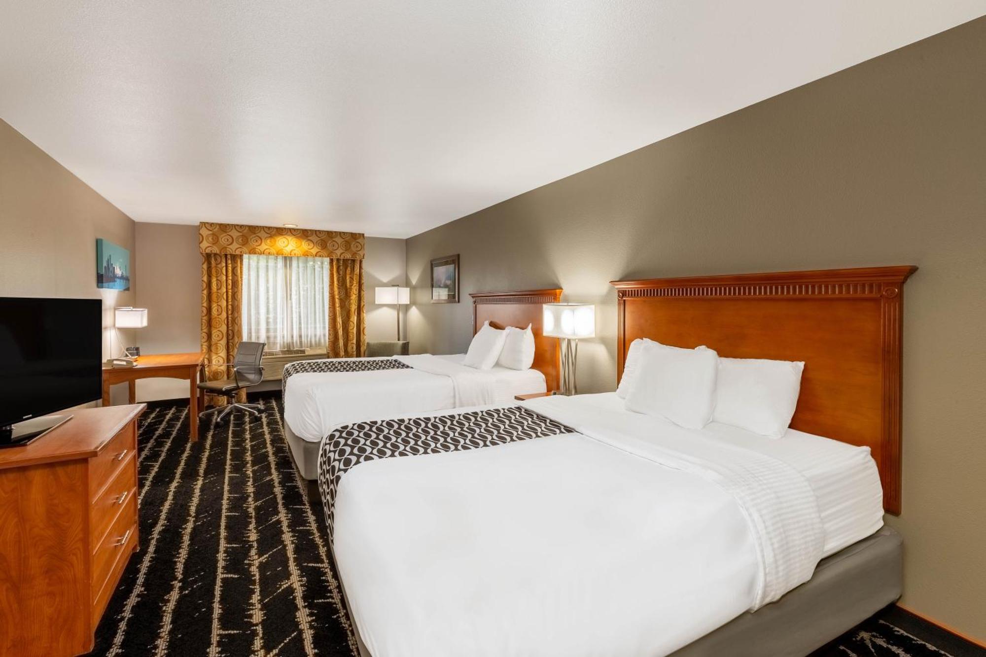 Deluxe Queen Room Two Queen Beds Non-Smoking