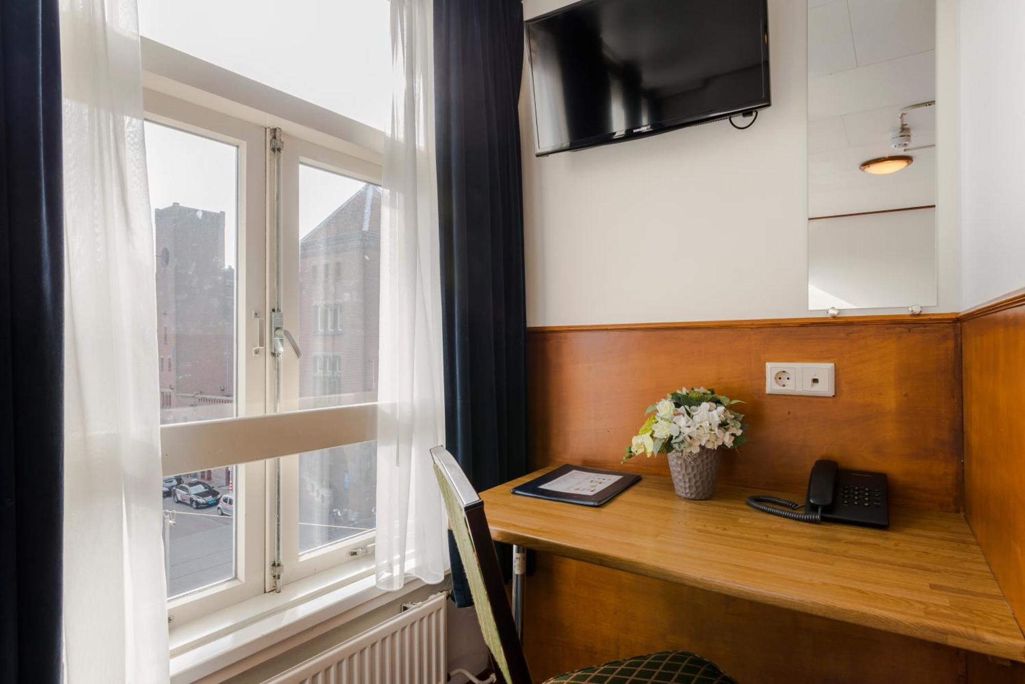 Tweepersoonskamer met 2 Aparte Bedden en Eigen Badkamer