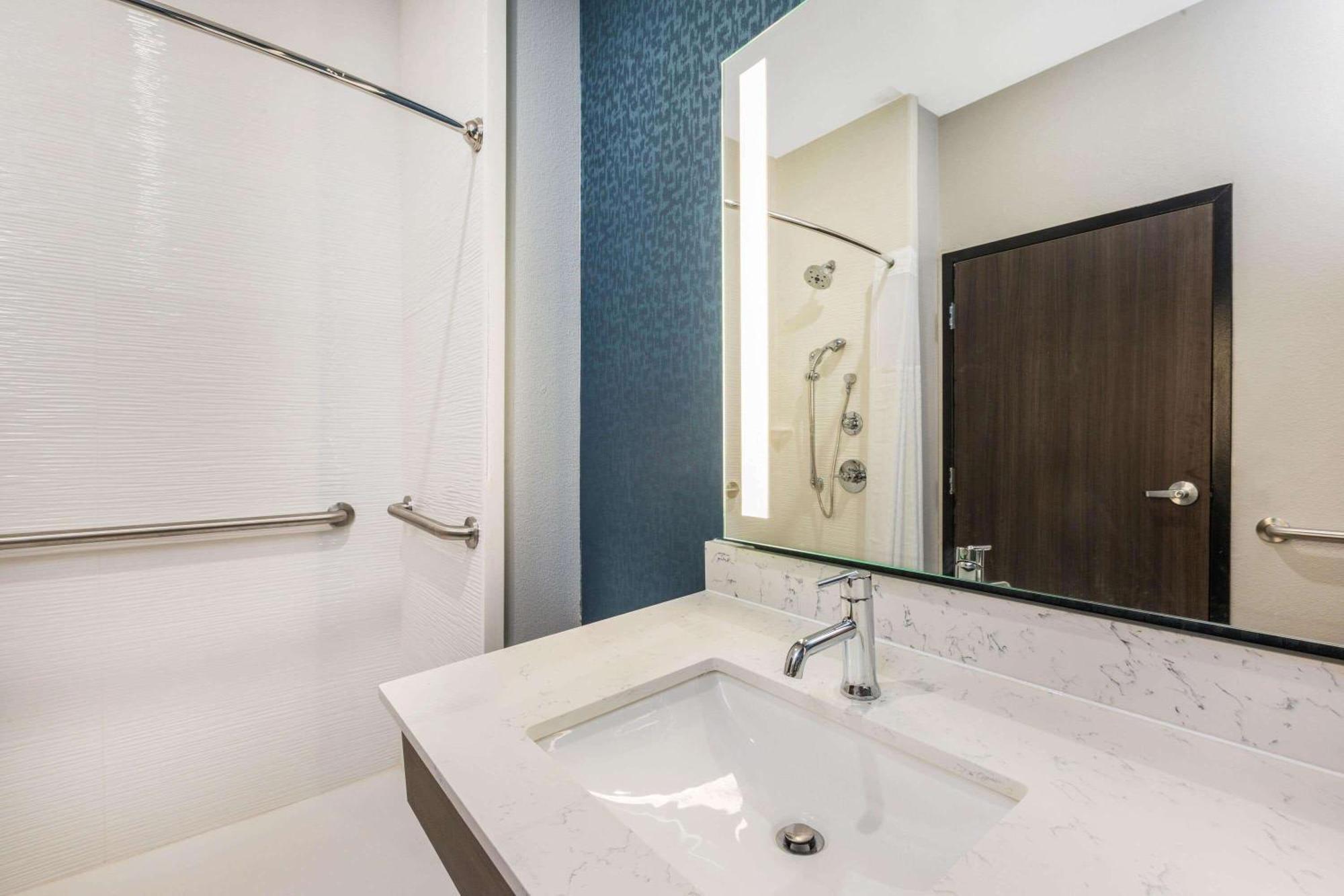 King Room Mobility or Hearing Impaired Access Non-Smoking