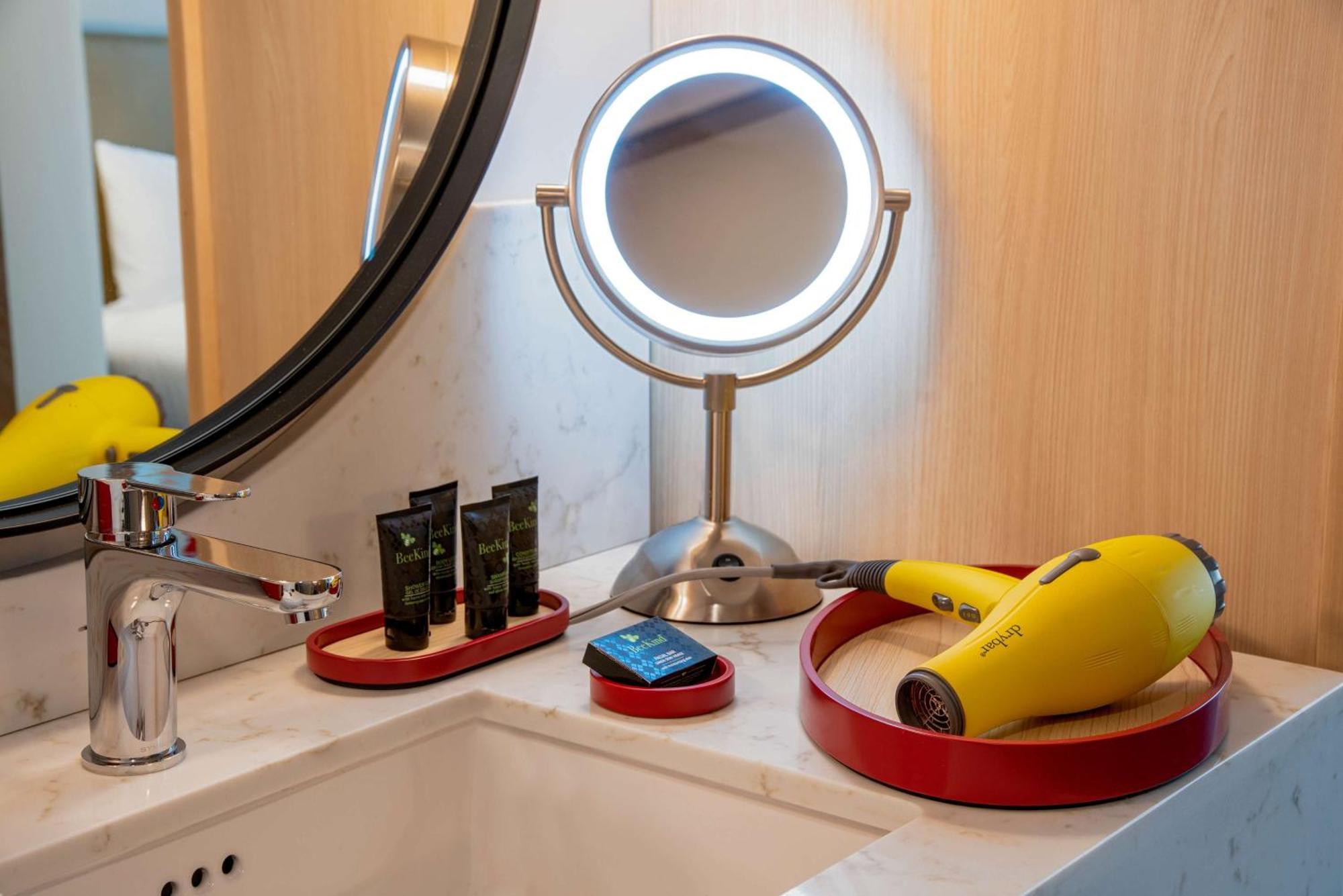 King Room Accessible Tub