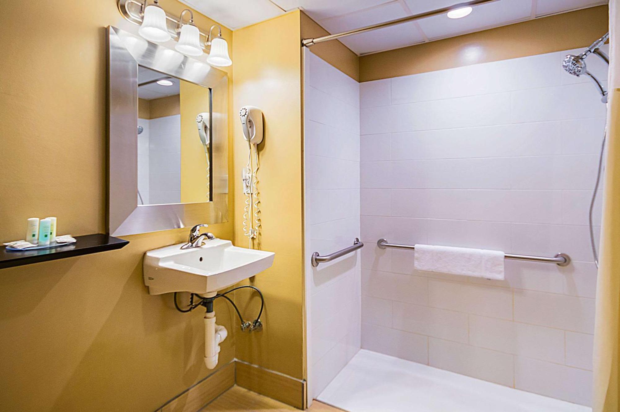 Queen Room - Accessible/Nonsmoking