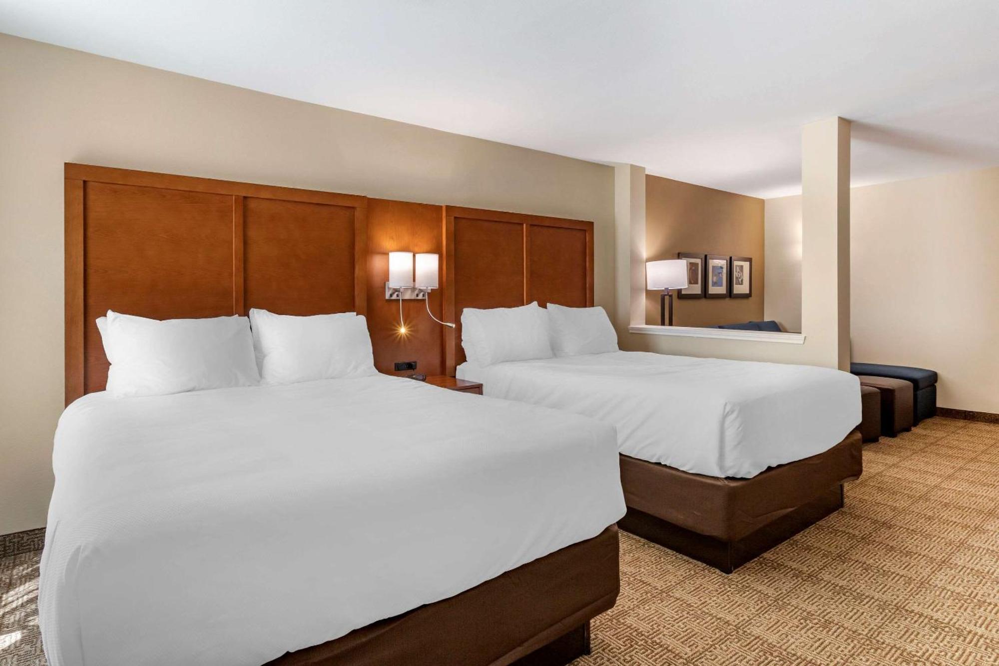 Queen Suite with Two Queen Beds and Sofa Bed - Non-Smoking