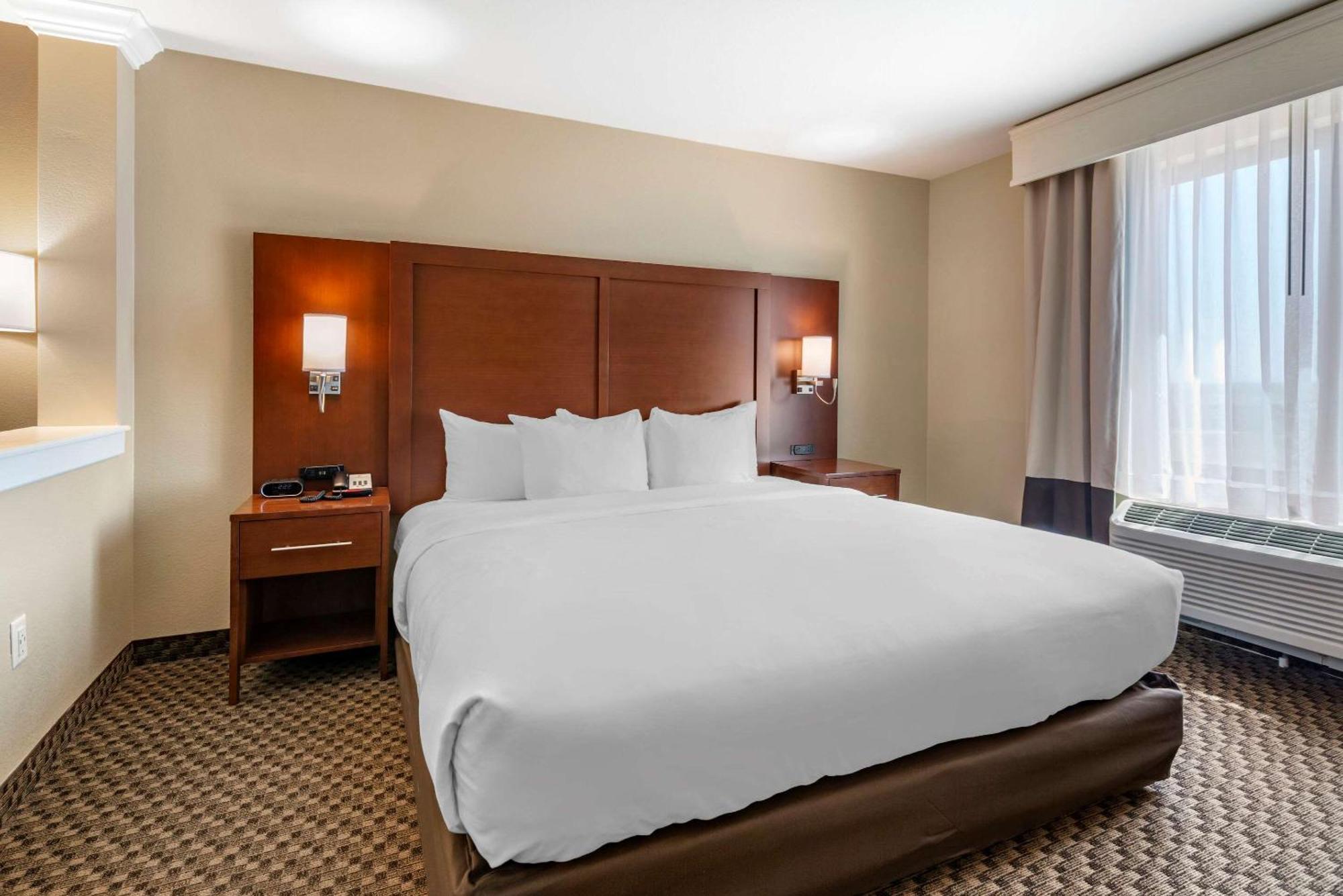 King Suite - Accessible/Non-Smoking