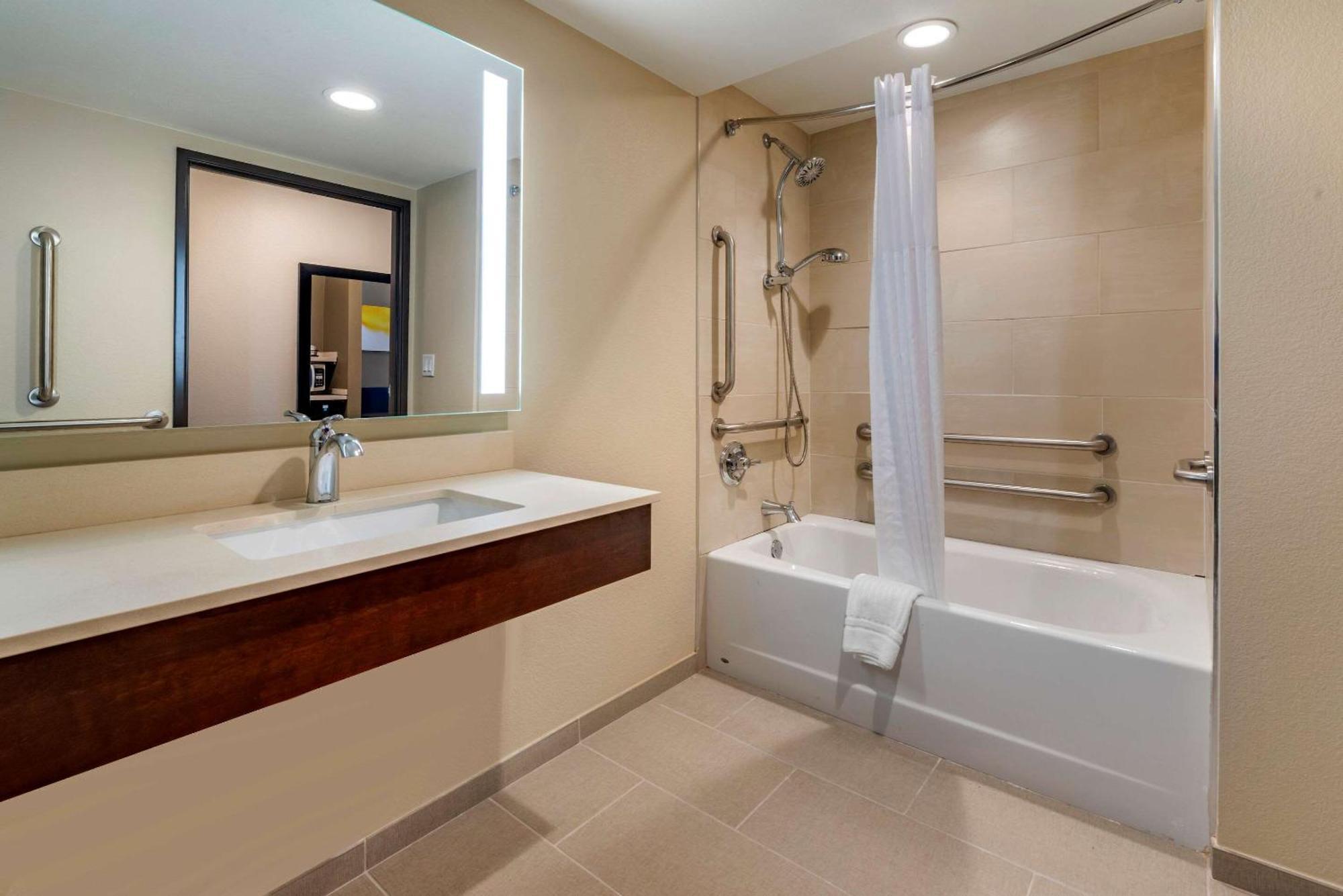 King Suite Accessible or Non-Smoking