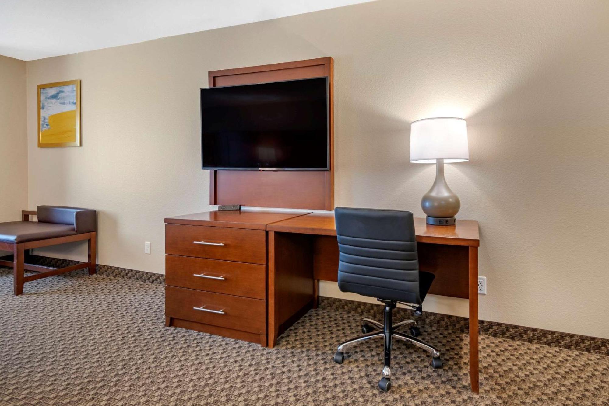 Queen Suite Two Queen Beds Non-Smoking
