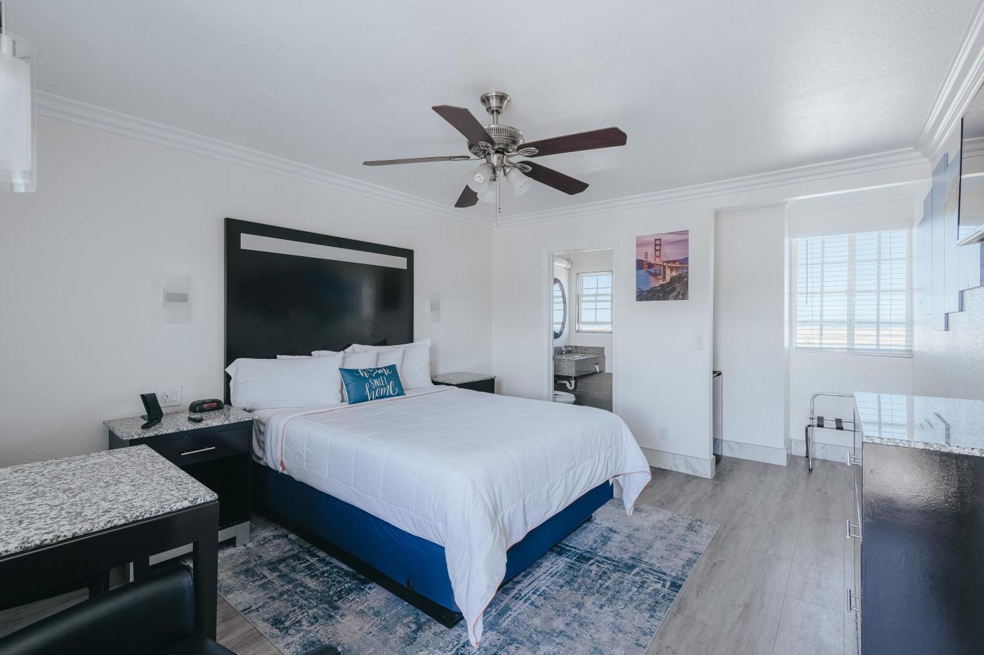 Deluxe Partial View Queen Room Upstairs Non-Smoking No Pets