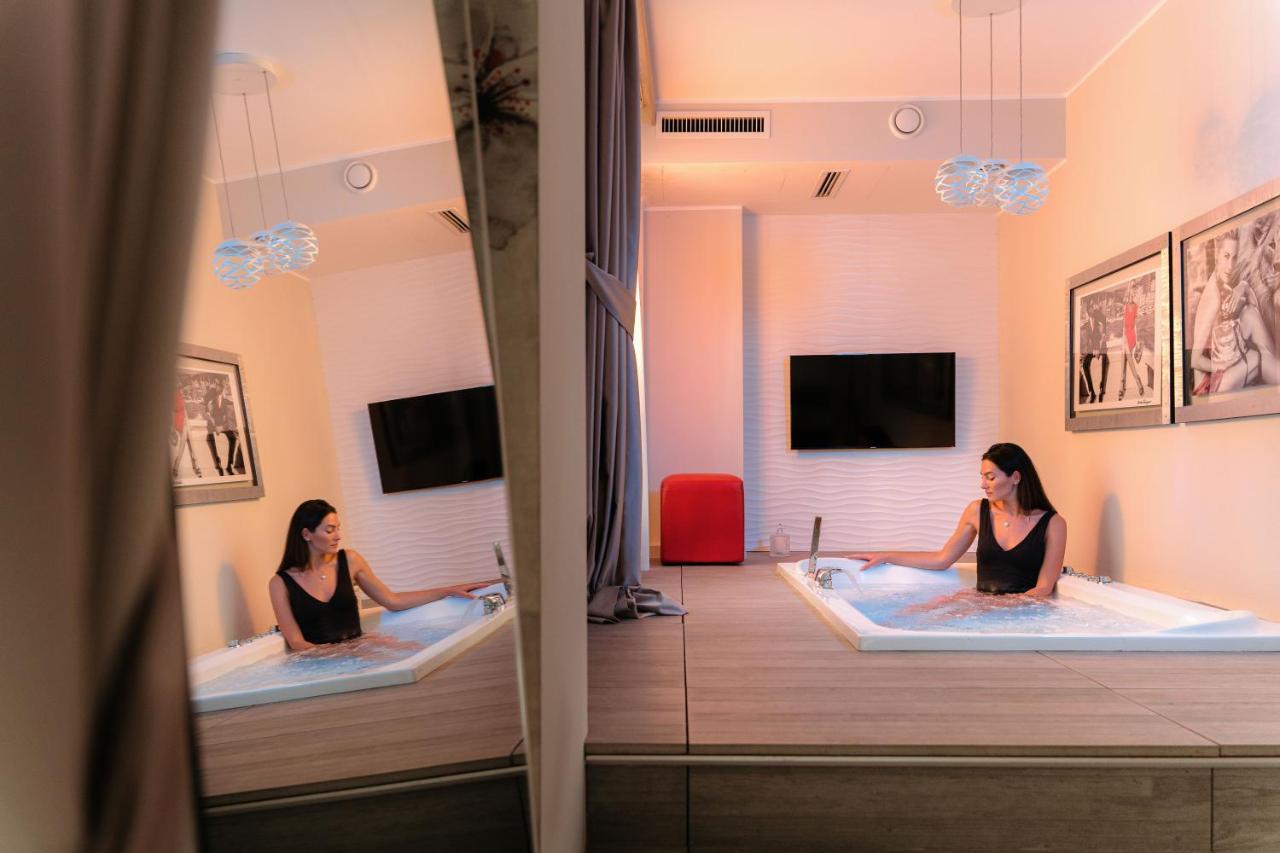 Deluxe Double Bed Hot Tub