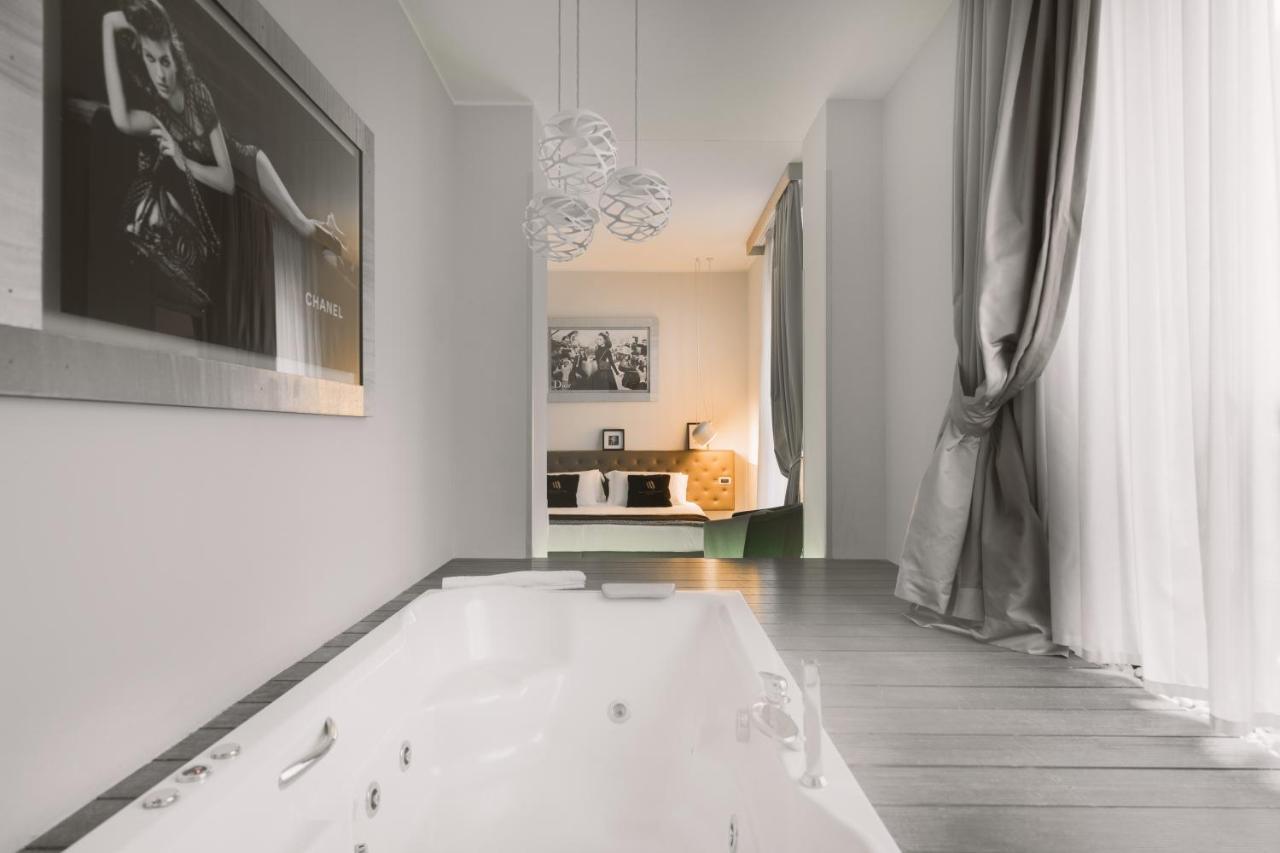 Deluxe Double Bed Hot Tub