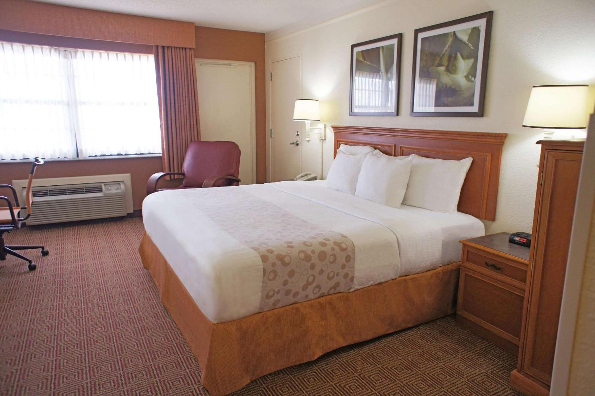 King Room Bath Tub Mobility Accessible or Non-Smoking