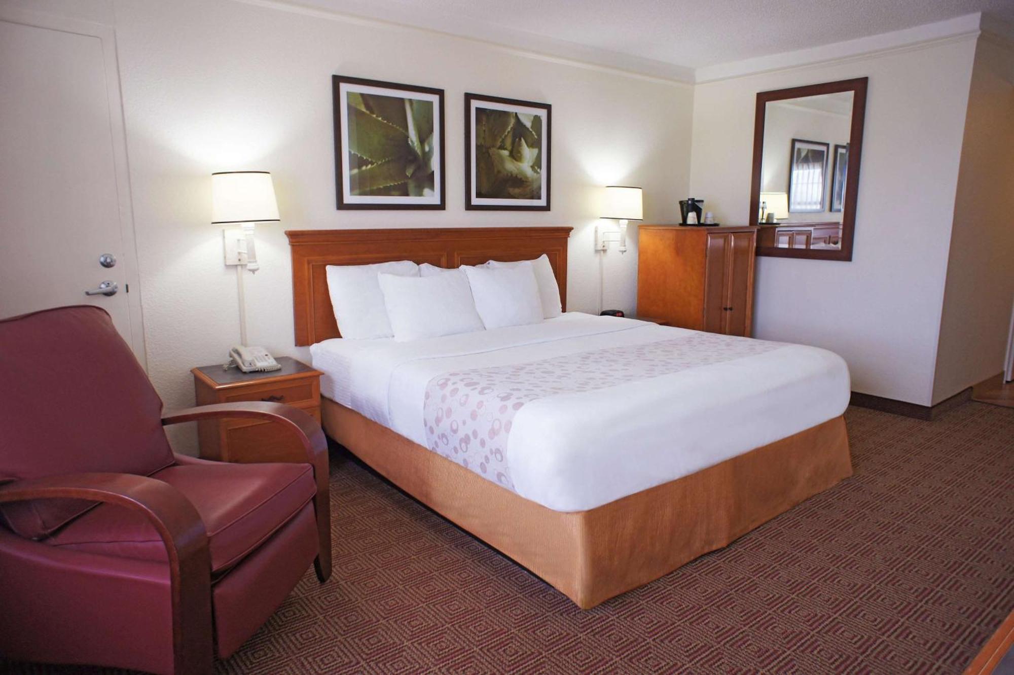 King Room Bath Tub Mobility Accessible or Non-Smoking