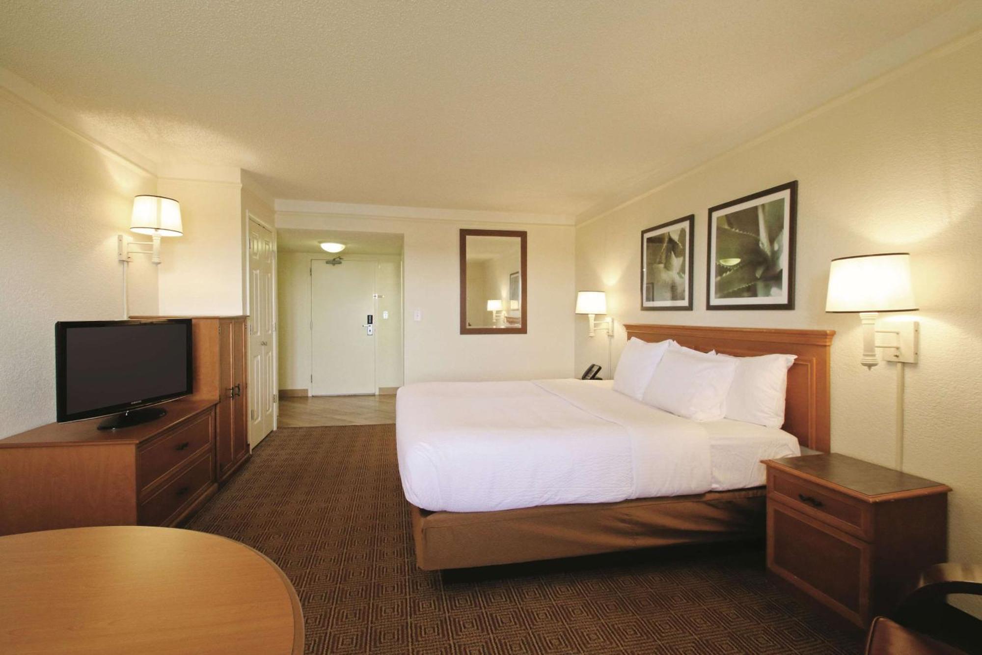 King Room Pet Friendly or Non-Smoking