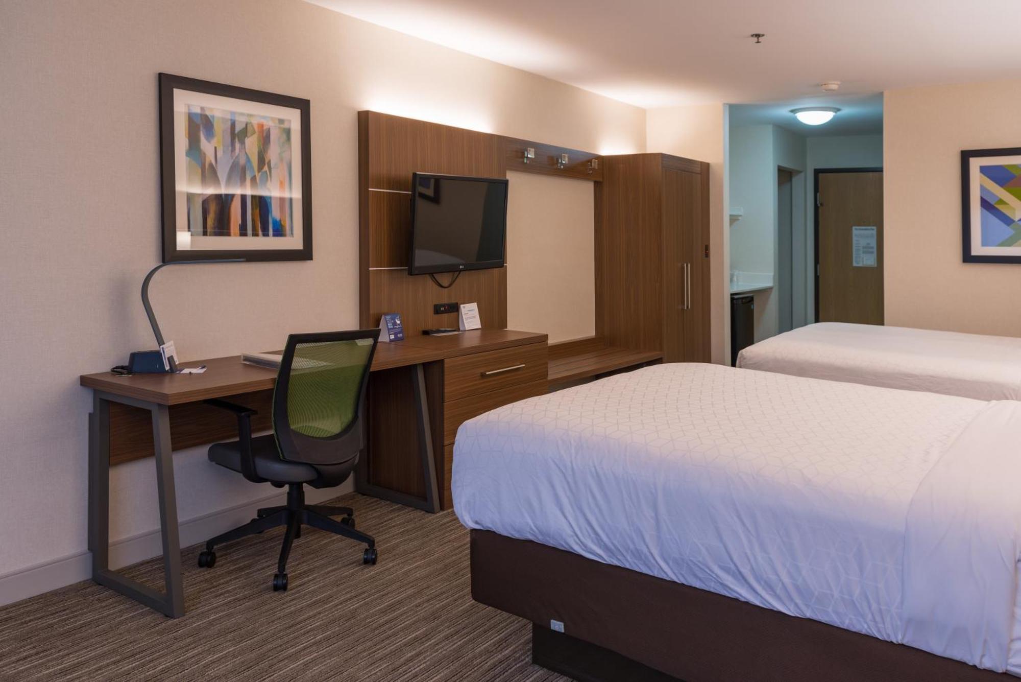Queen Room Two Queen Beds Hearing Accessible
