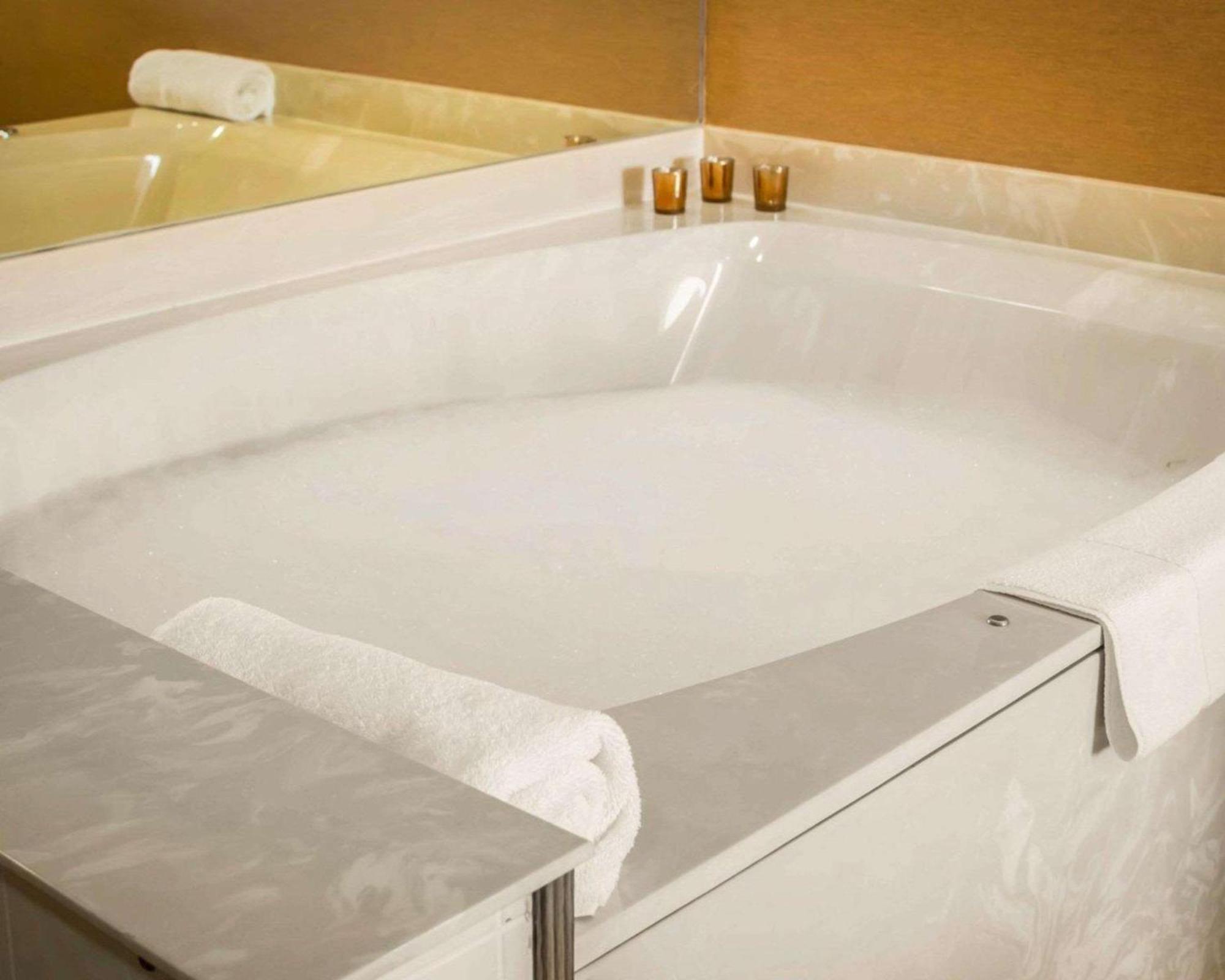 King Suite with Hot Tub and Sofa Bed - Non-Smoking,1286889523:JPEG