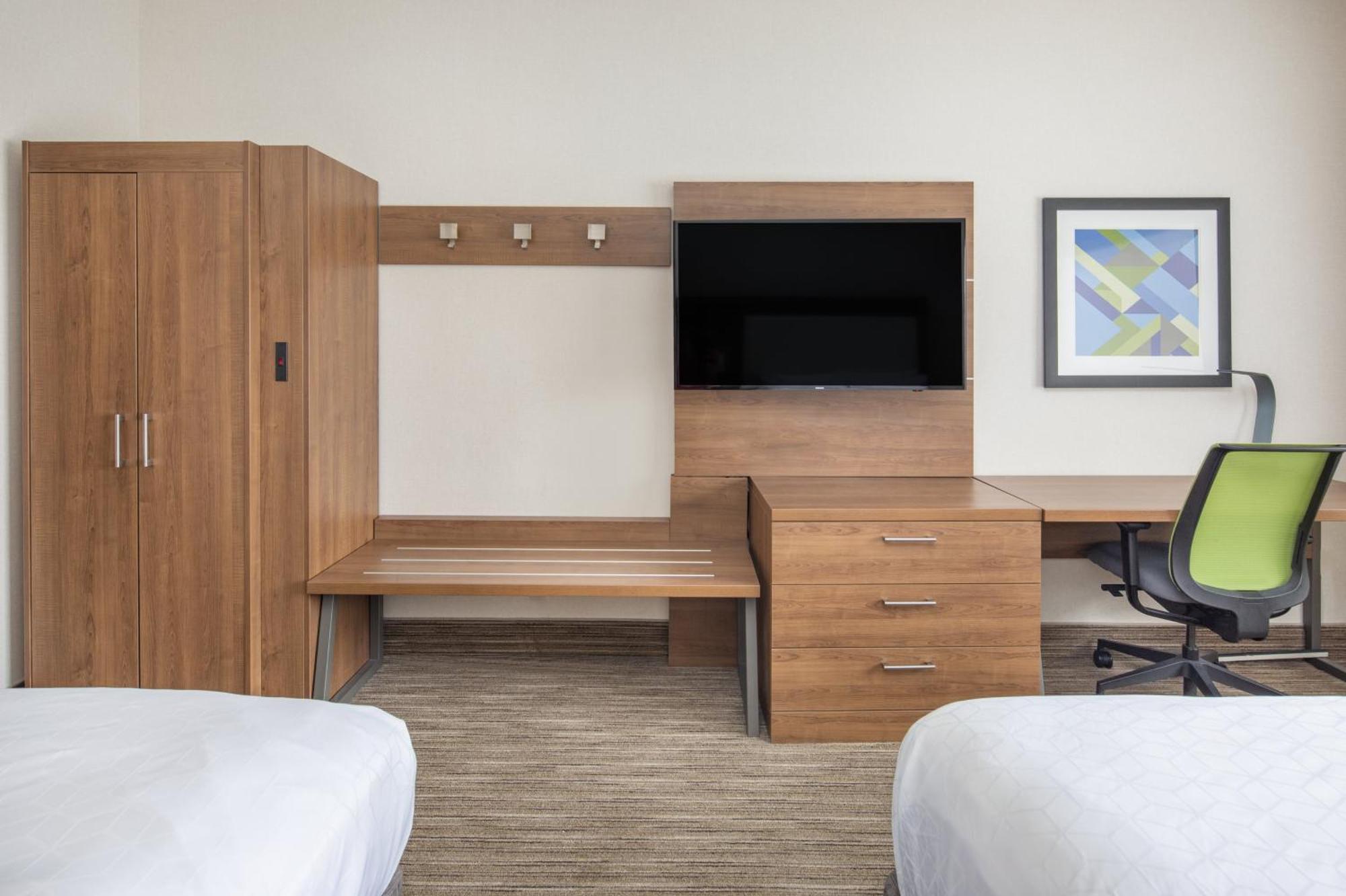 Standard Queen Room Two Queen Beds
