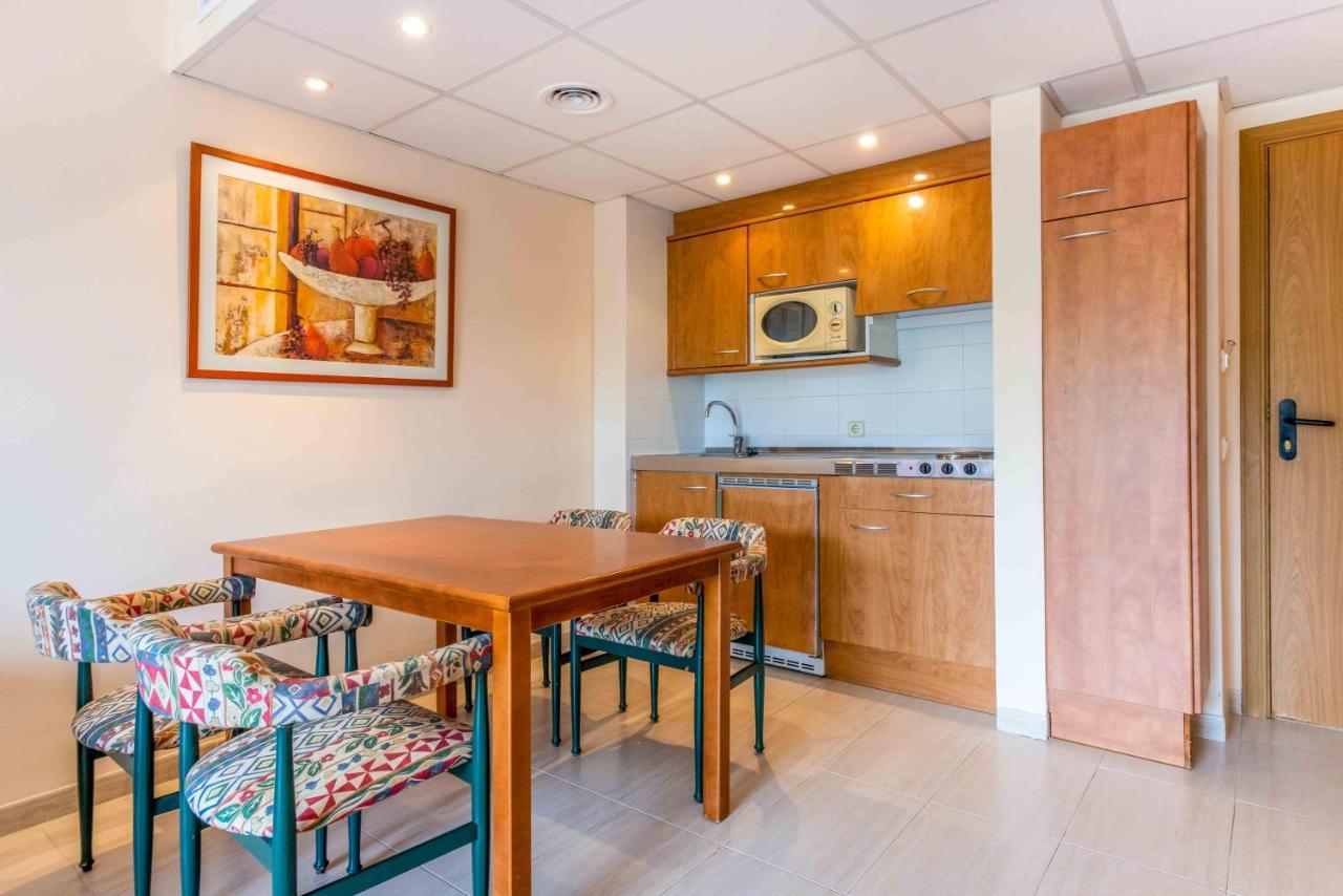 Apartamento de 1 dormitorio con balcón y vistas al jardín
