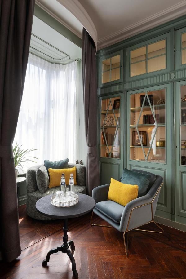 Library room canal view
