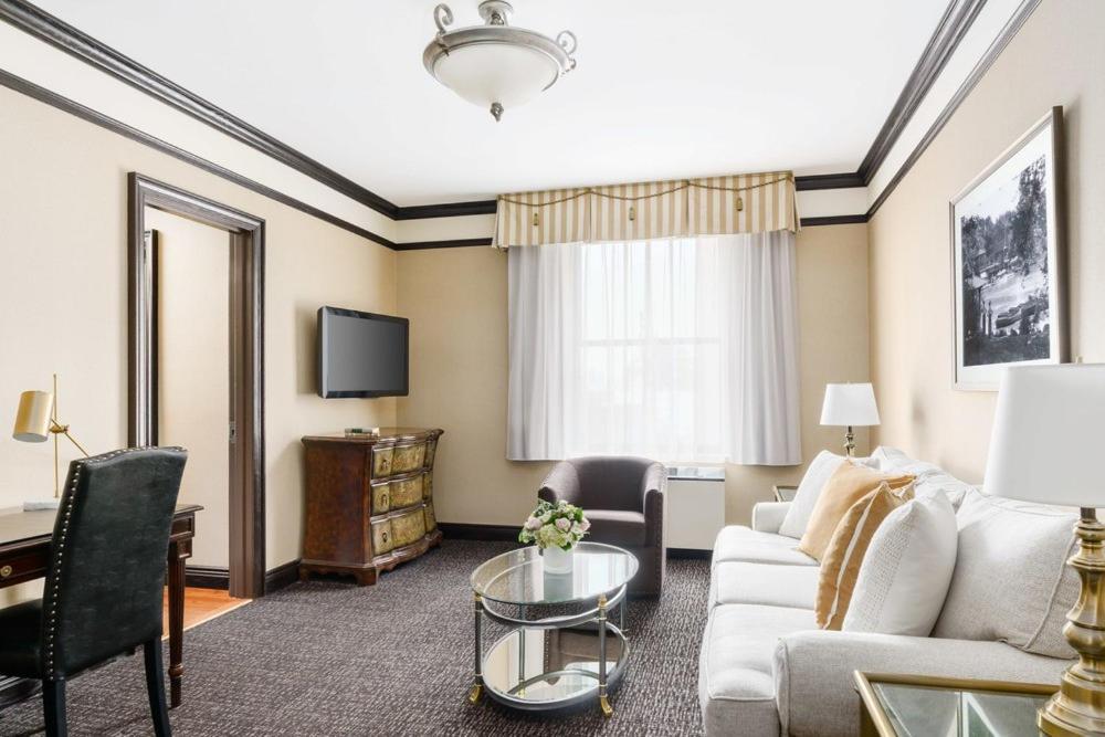 Deluxe King Suite
