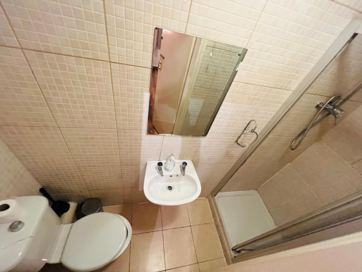 Twin Room Private Bathroom