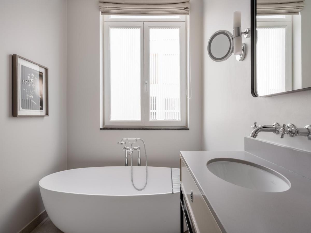 Extra Large Room Separate Living Area Bathtub