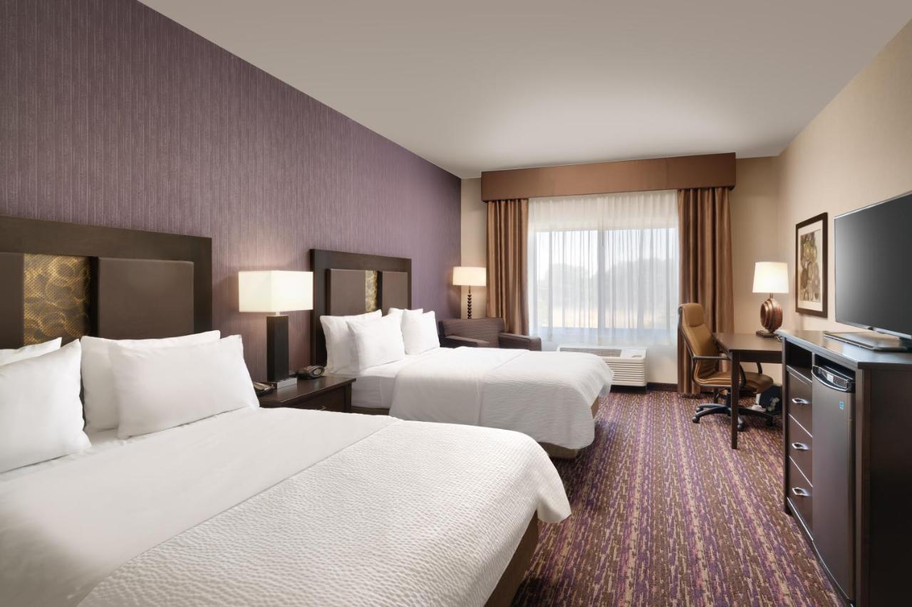 Queen Room with Two Queen Beds Hearing Accessible with Roll-In Shower - Non-Smoking