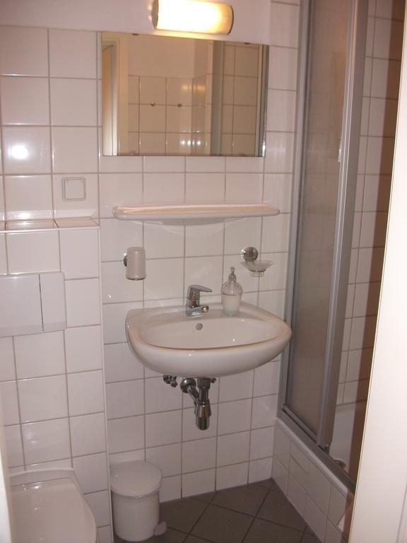 Dreibettzimmer mit Dusche