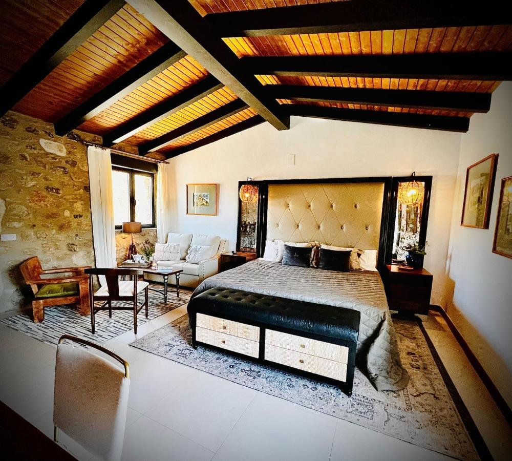 Habitación con cama extragrande y balcón