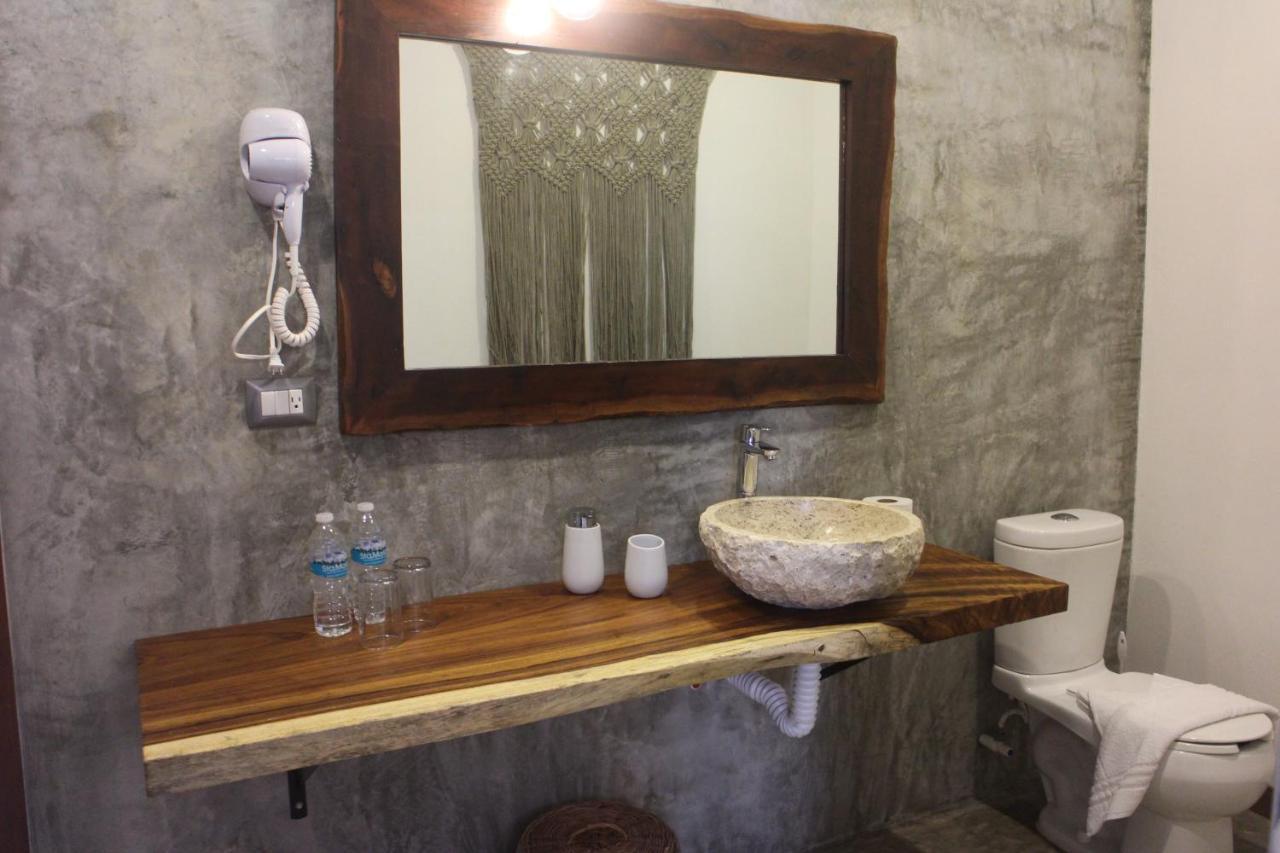 Suite Deluxe Private Patio Room Temperature Bathtub