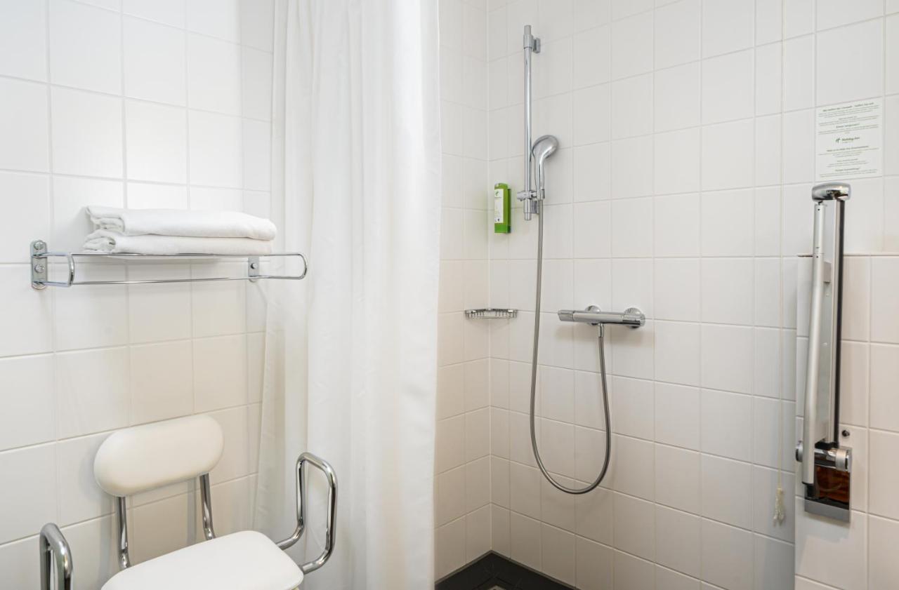 Standard Queen Room Accessible