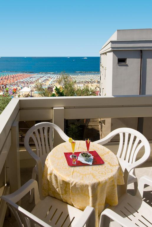 Camera Matrimoniale con Balcone e Vista Mare