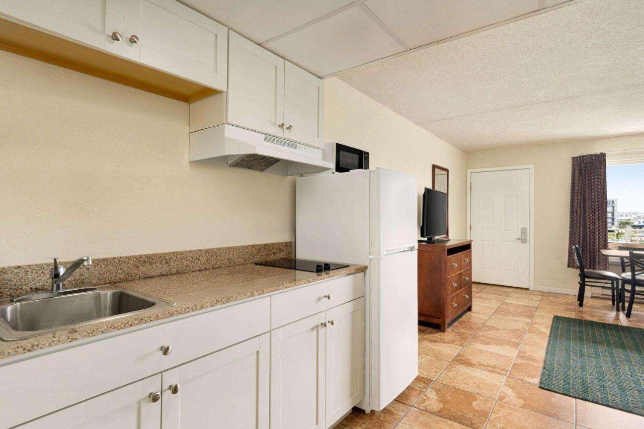 One-Bedroom Suite Two Double Beds Partial Ocean View Non-Smoking