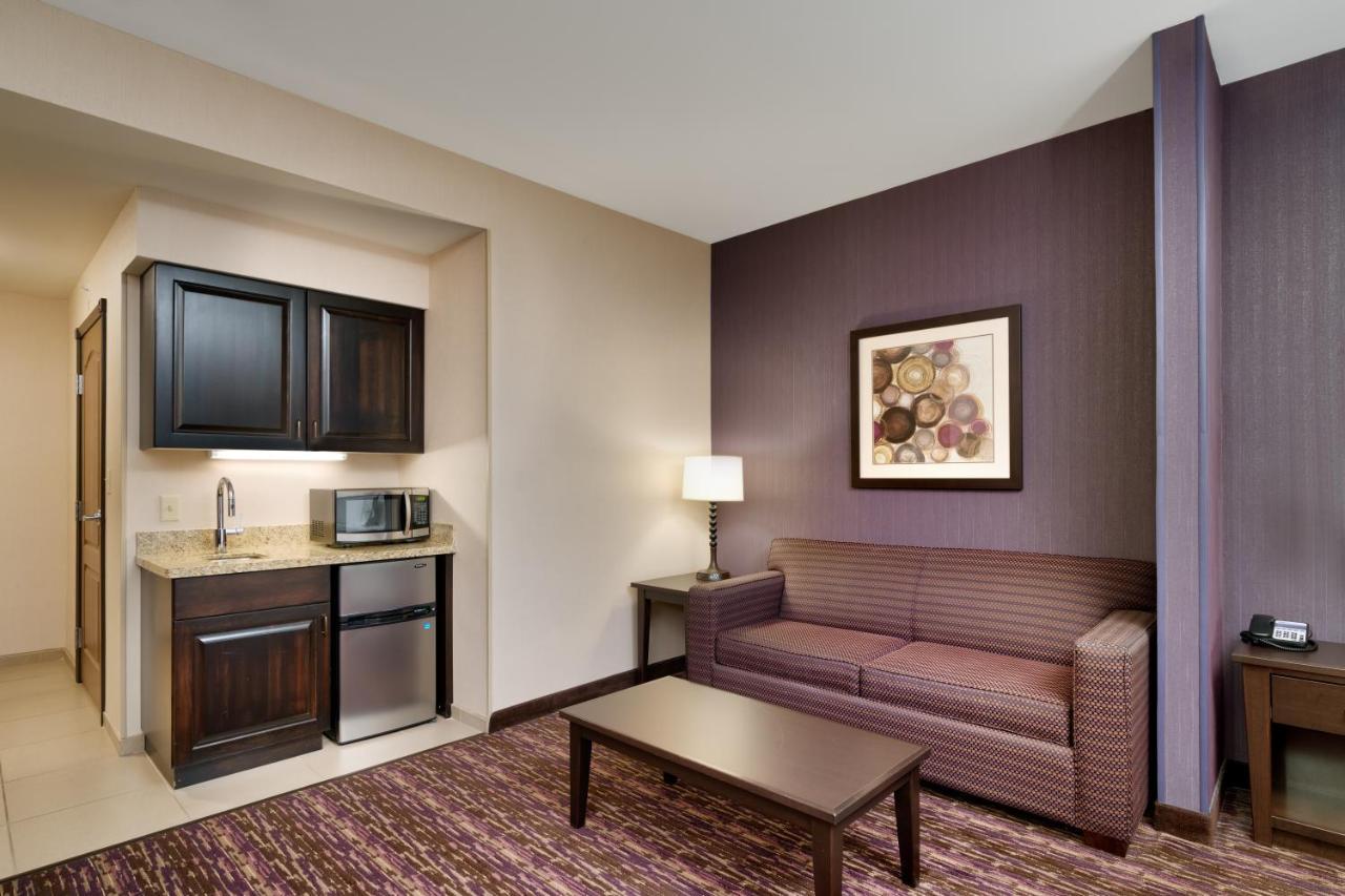 King Suite Mobility Accessible Tub
