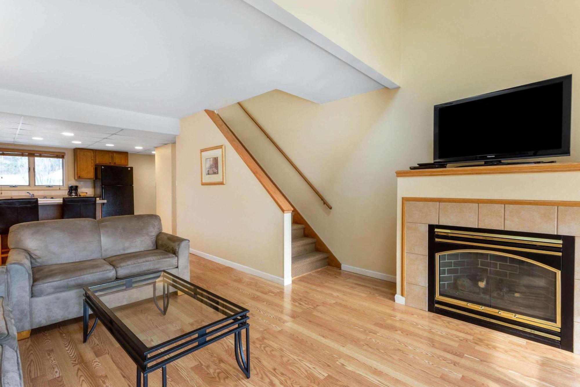 Two-Bedroom Apartment One Queen Bed Two Twin One Sofa Bed or Two Queen Beds Non-Smoking