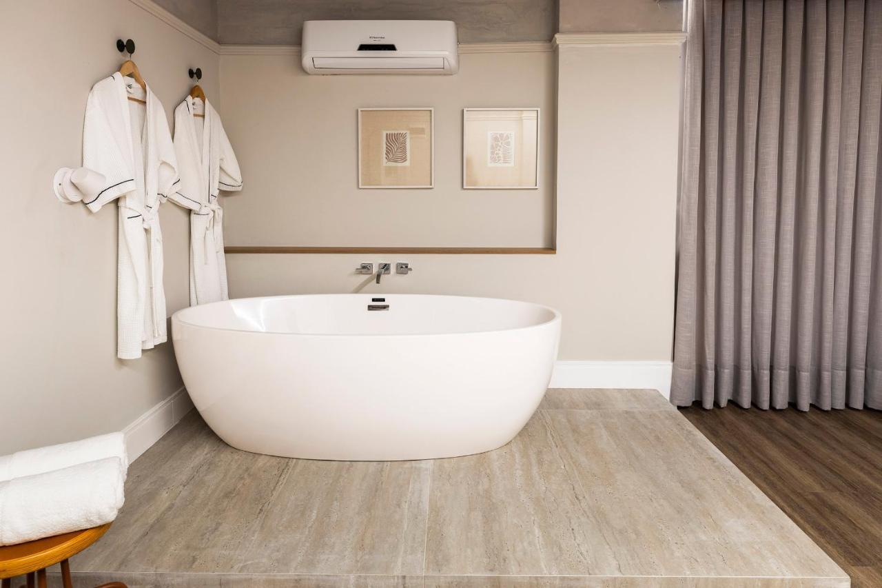 Deluxe Double Room Bath,1300485922:JPEG