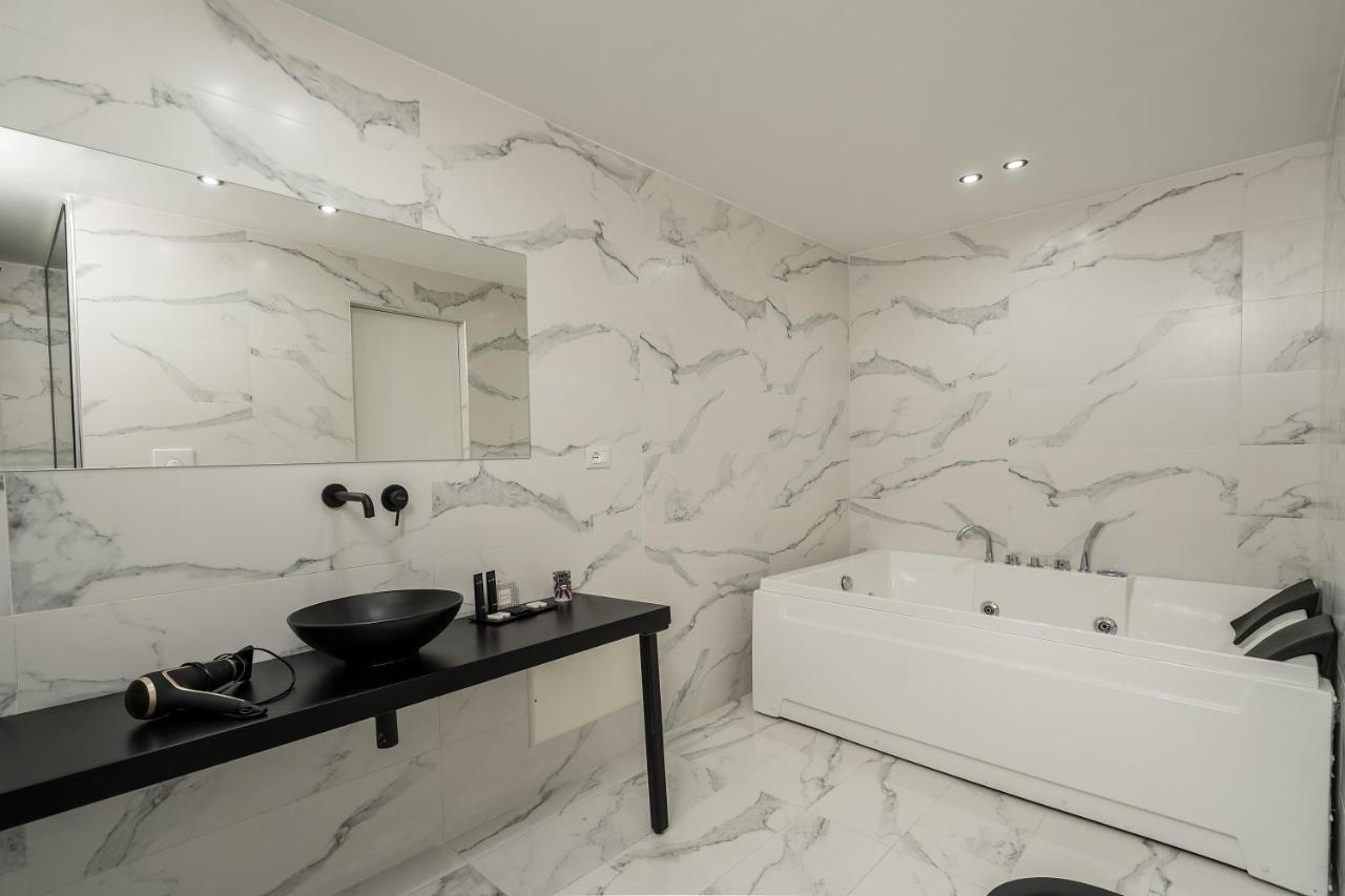 Queen Suite Spa Bath