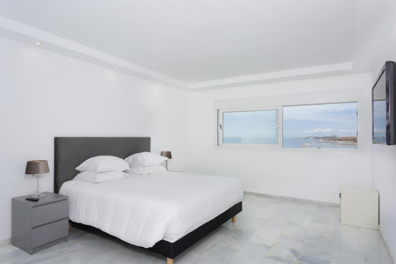 Deluxe Three-Bedroom Apartment Sea View