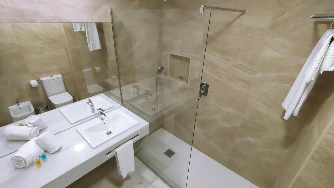 Chambre Double ou Lits Jumeaux - Vue sur Piscine
