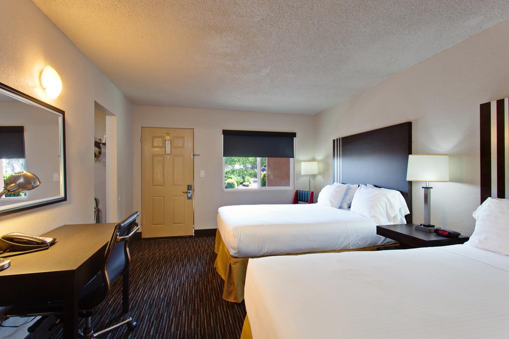 Queen Room Two Queen Beds Smoking
