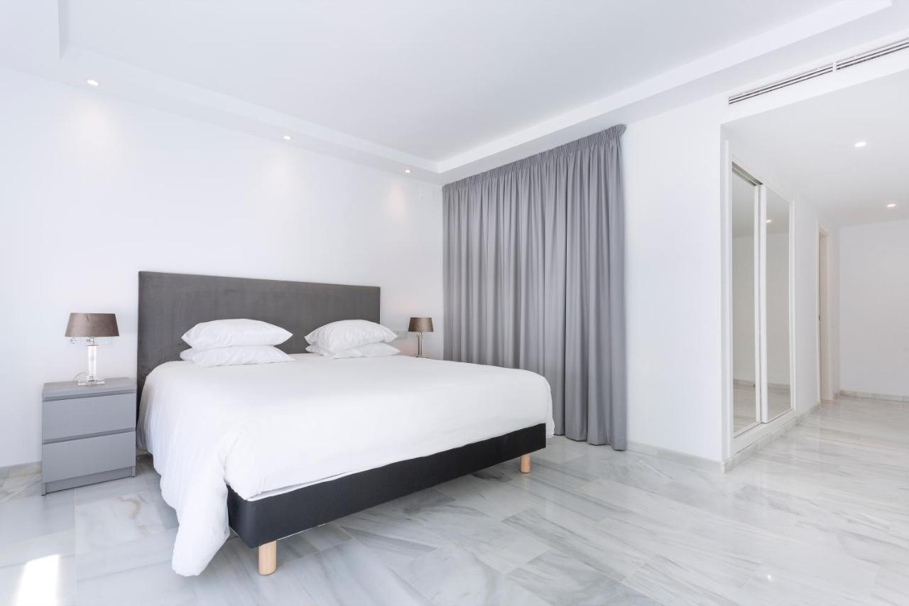 Deluxe Three-Bedroom Apartment City View
