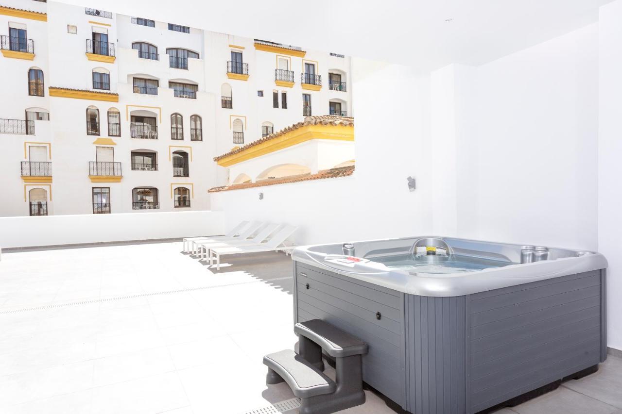 Deluxe Three-Bedroom Apartment City View Hot Tub