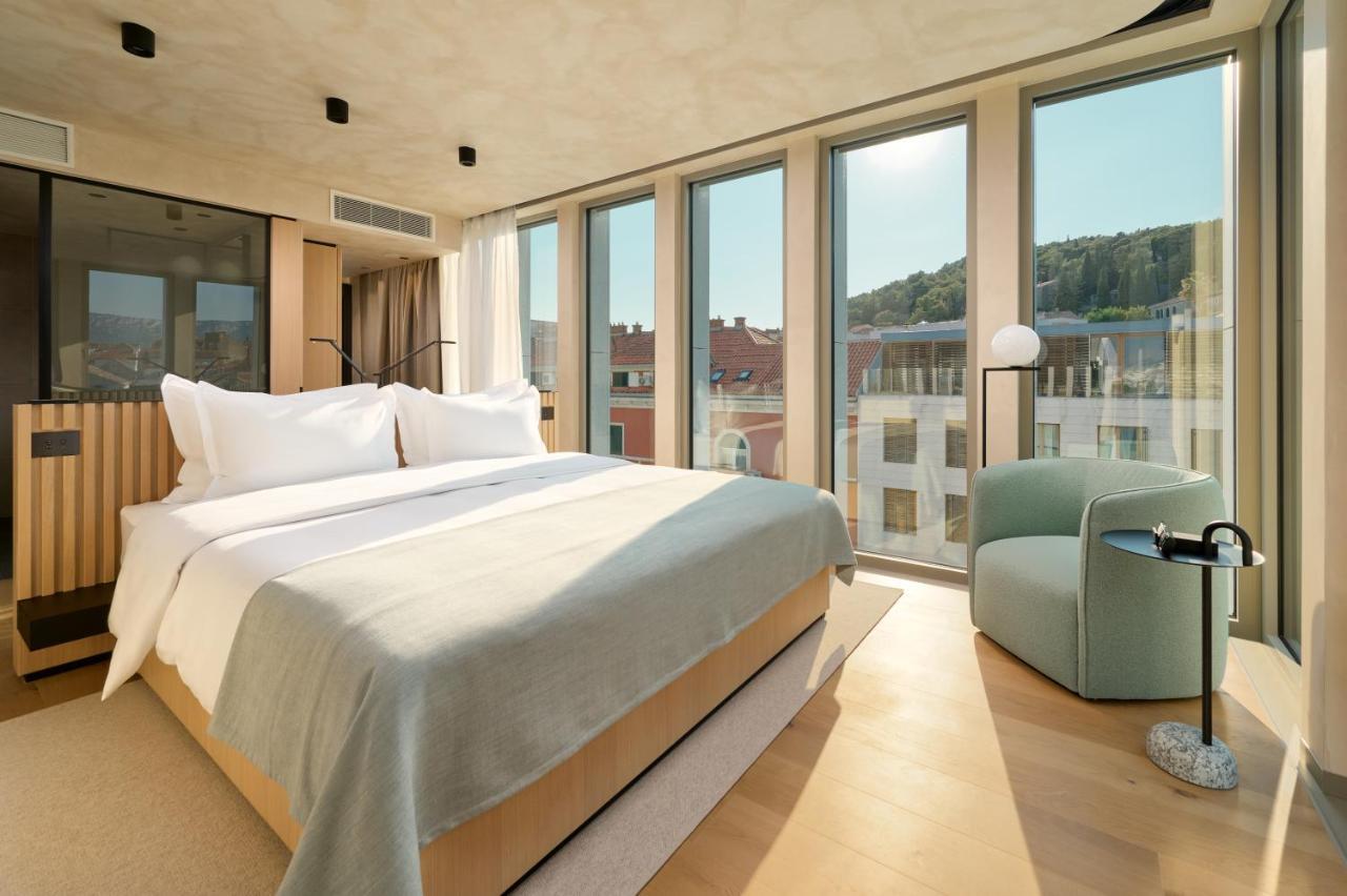 Superior King Room City View