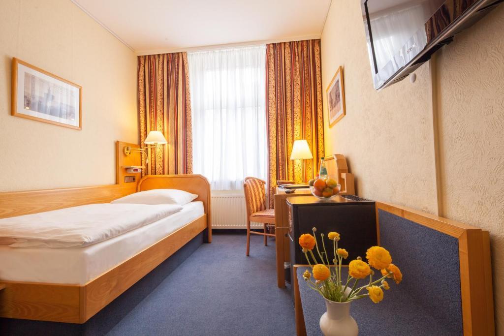 Standard Single Room,690356760:JPEG