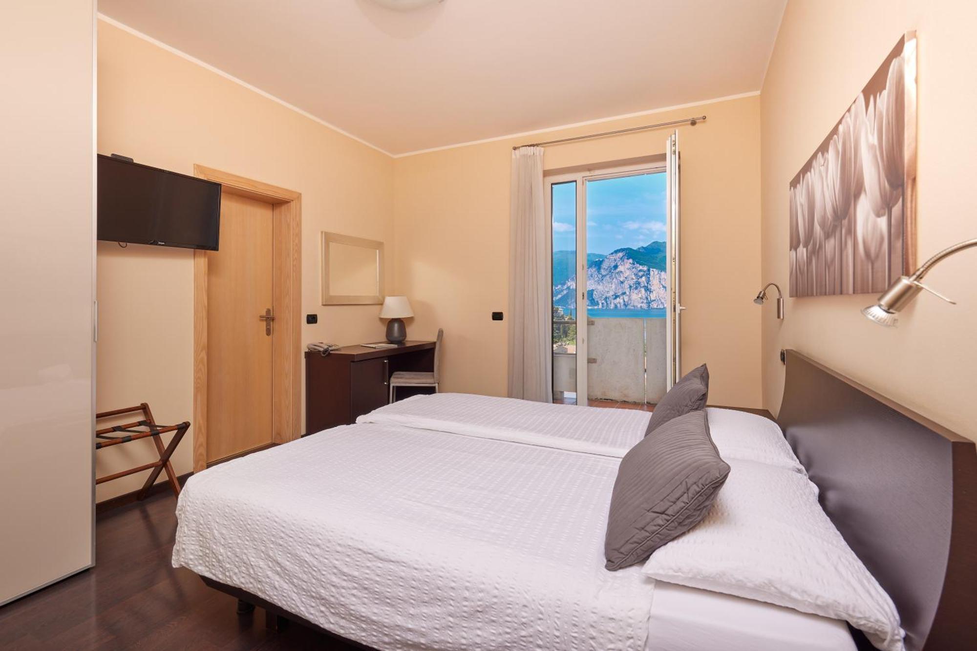 Double Room Balcony Lake View