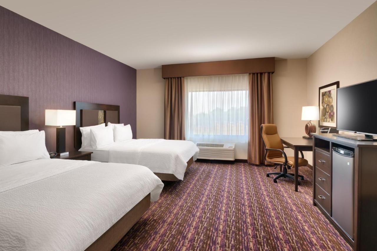 Queen Room Two Queen Beds Hearing Accessible Roll Shower Non-Smoking